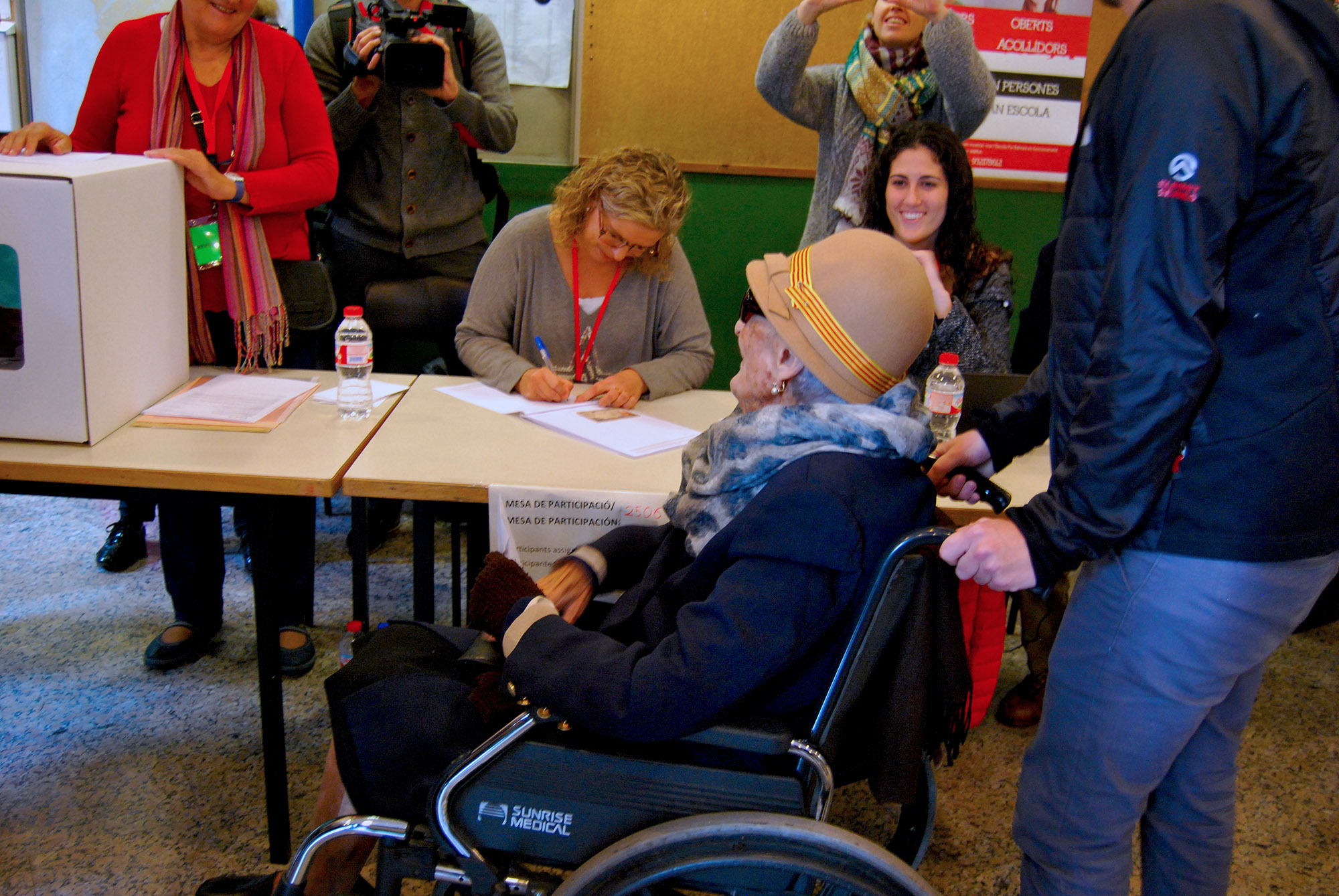 Ante todo, el voto. Una mujer que bordea los 100 años emite su voto en l’Escola Pia, sede Balmes.