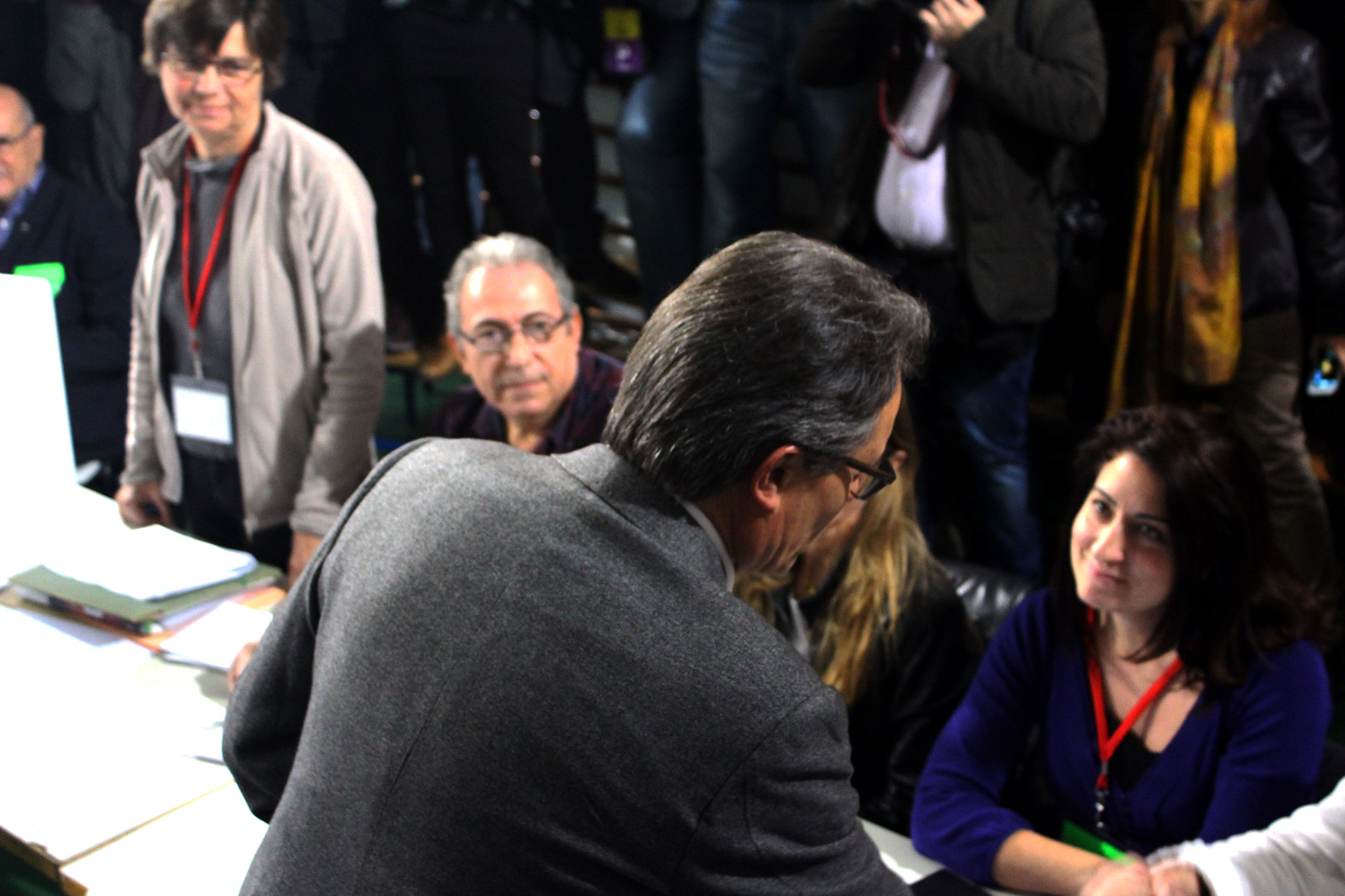 Artur Mas. El presidente de la Generalitat emite su voto en l’Escola Pia, sede Balmes. El acto fue seguido por varios centros de comunicación del mundo entero.