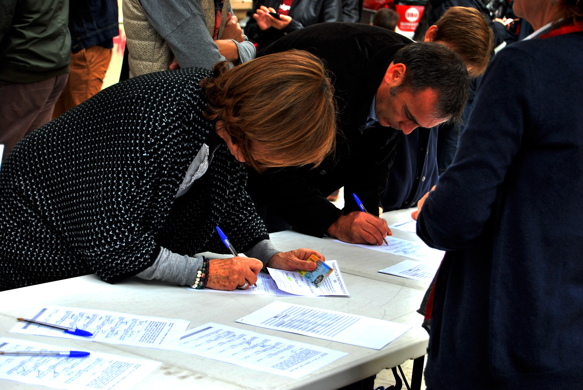 Registro de votantes. En el exterior de cada mesa existe un registro previo voluntario de sufragantes. Allí deben dejar constancia de haber acudido a las urnas.