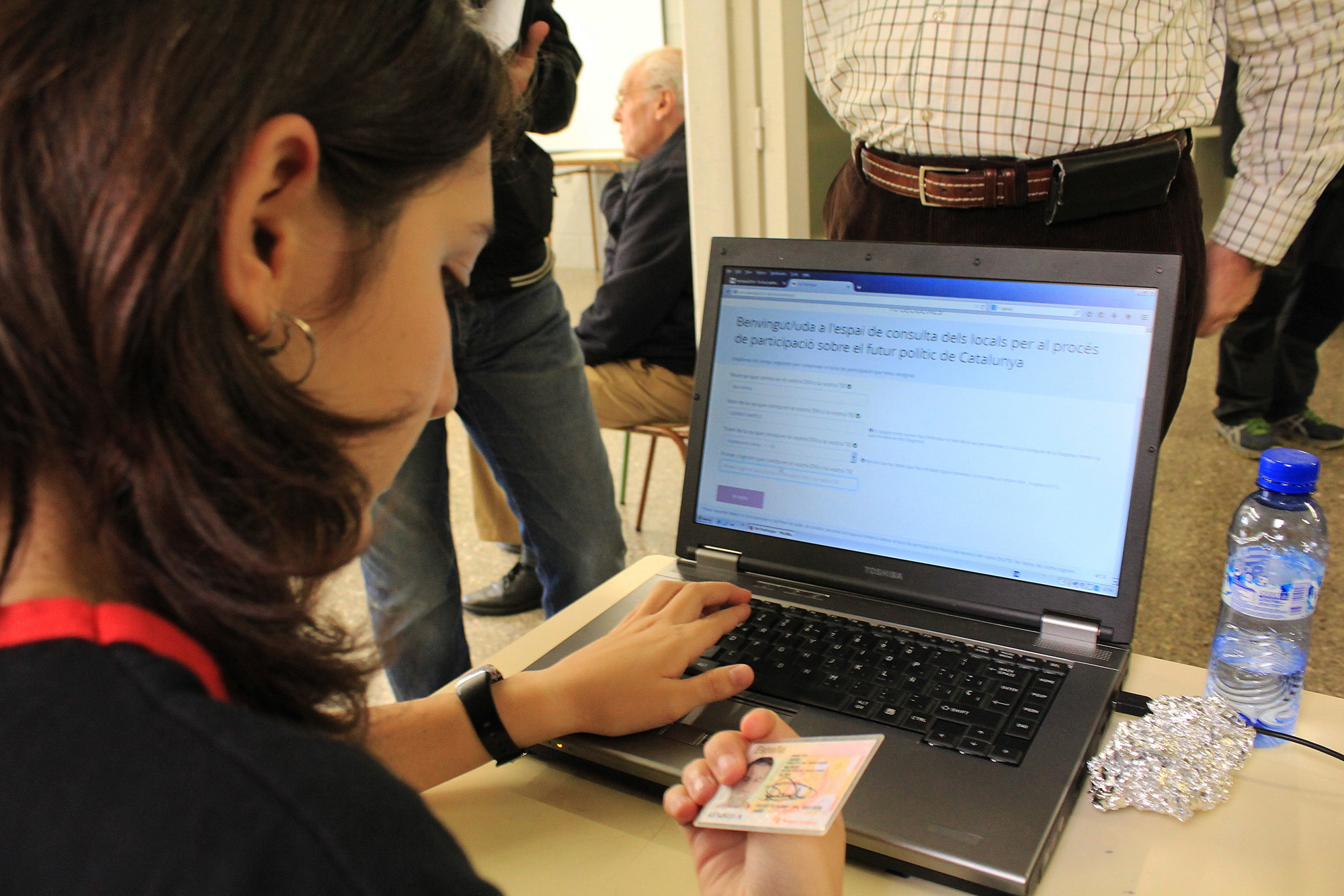 Su participación activa y desinteresada fue elogiada por diversos ciudadanos que acudían a solicitar información.