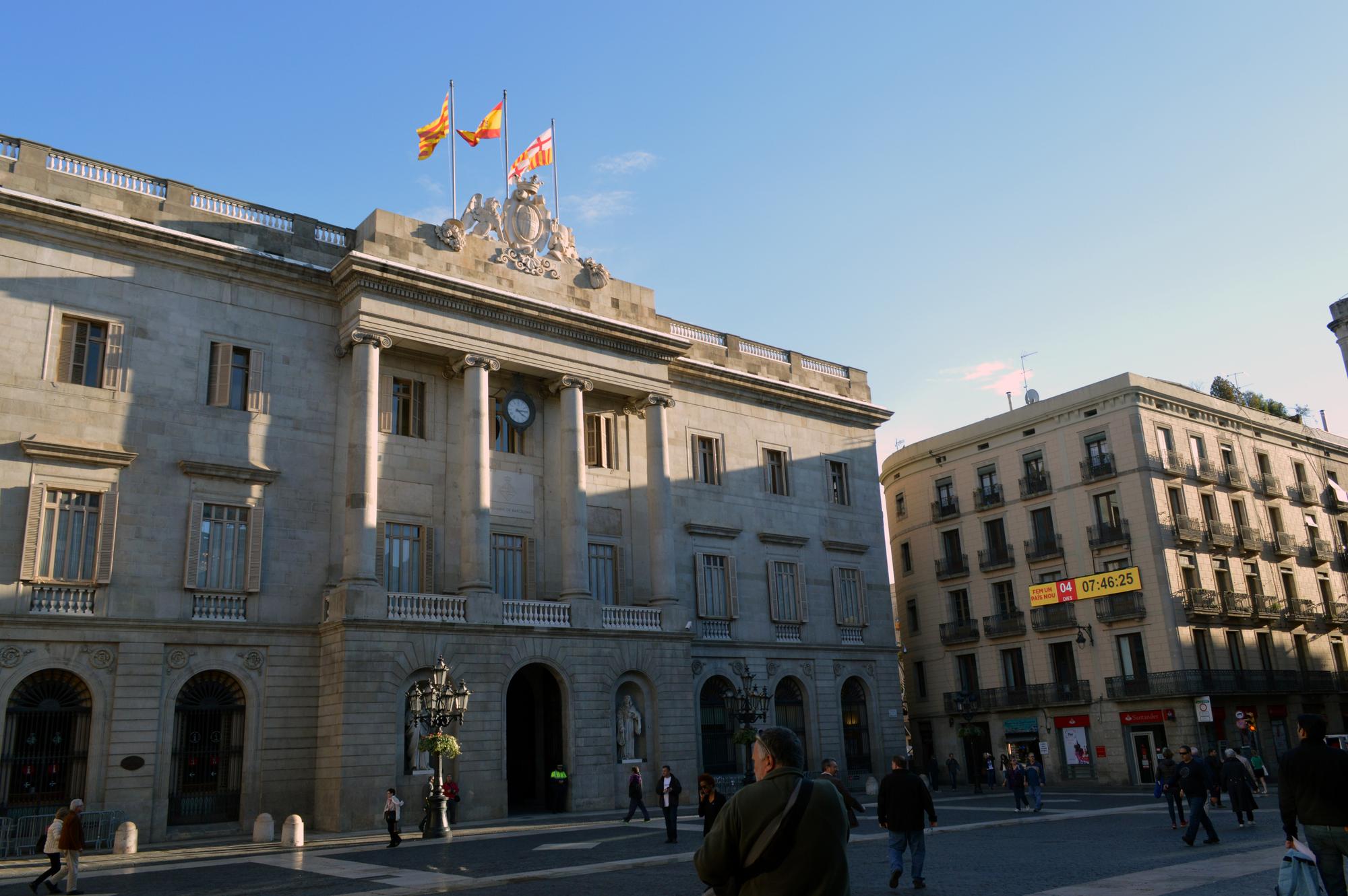 9. Ayuntament de Barcelona. Uno de los edificios más importantes dentro de la política catalana. Se ubica en la Plaça Sant Jaume, en el corazón del Gotic.