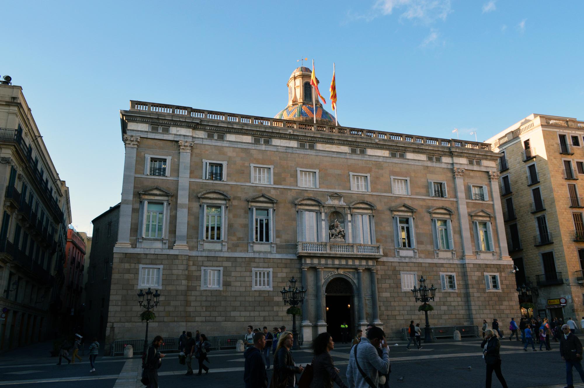 8. Palau de la Generalitat. Ubicado en la Plaça Sant Jaume, el edificio es una mezcla de varios estilos arquitectónicos. En el año de 1931, Catalunya pactó con el estado español una nueva forma de autogobierno, lo que dio lugar a la Generalitat de Catalunya, haciendo referencia al pasado histórico y político de la antigua institución. Es la sede central del Gobierno Autonómico de Catalunya.