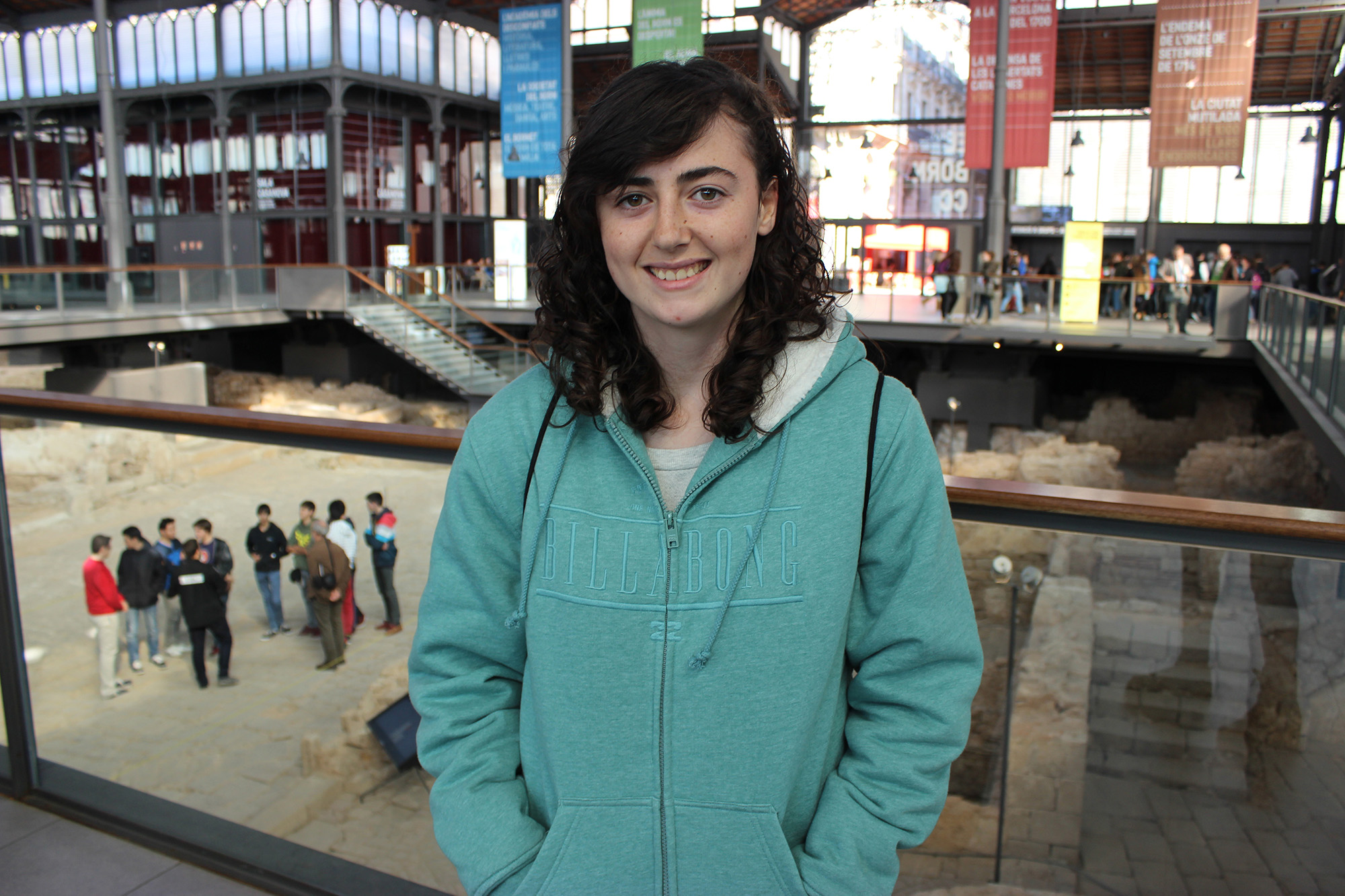 Montserrat Fernández ( 17 años):”Me siento un poco nerviosa de votar la primera vez porque ya pasas a participar en política, la dejas de ver desde fuera y de alguna manera te integras. Lo haré porque creo que los catalanes, y todos, tienen derecho a decidir el futuro de su país”.