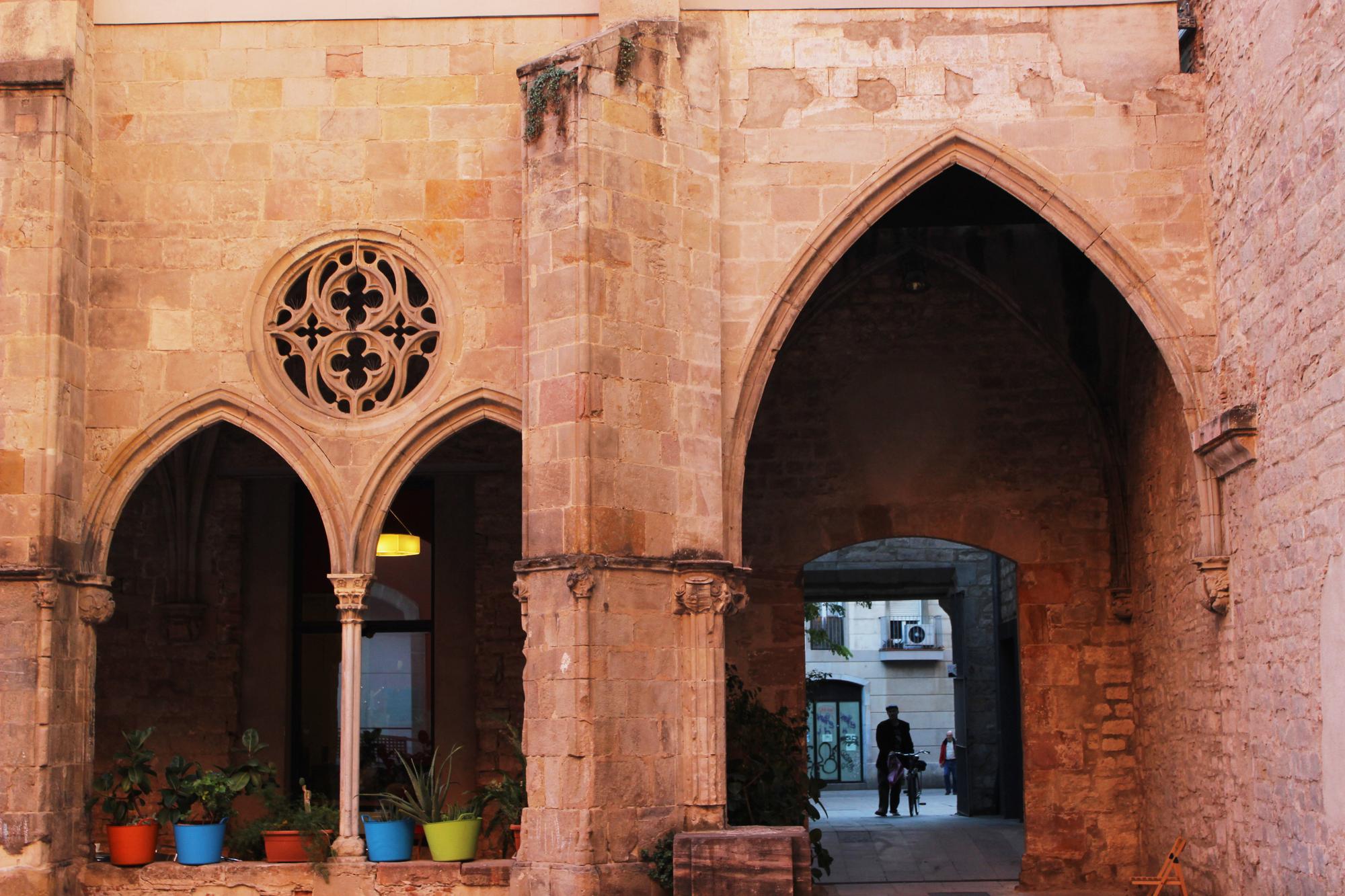 2. Convent de Sant Agustí. El Ejército de Catalunya luchó desde allí en la Guerra de Succesión (1701-1714). Se mantuvieron en la parte del edificio que daba a la plaza del mismo nombre hasta la capitulación, evitando la entrada por este sector de la ciudad.