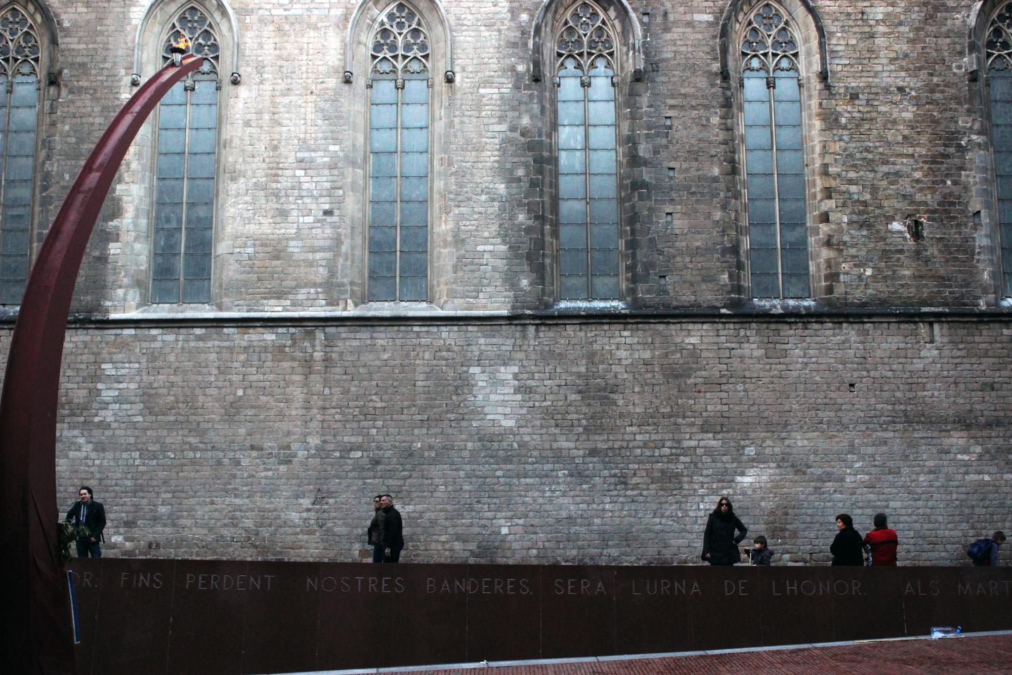 3. Fossar de les Moreres. Muchos de los defensores y civiles que murieron durante el asedio de Barcelona de 1713-1714 fueron enterrados allí. El cementerio -que conmemora a los defensores caídos- se encuentra al lado de la basílica Santa Maria del Mar.