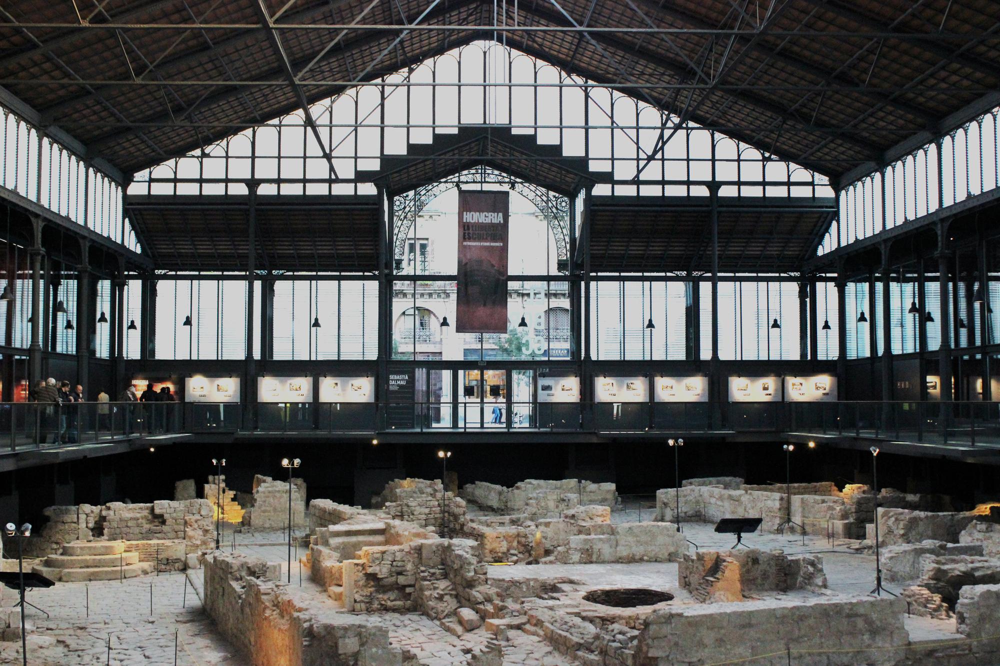 1. Mercat del Born. Los restos arqueológicos corresponden a la época medieval, y han sido testigos de la evolución urbanística del Barrio de la Ribera hasta que fue destruido en el año 1714, después de la Guerra de Sucesión Española.
