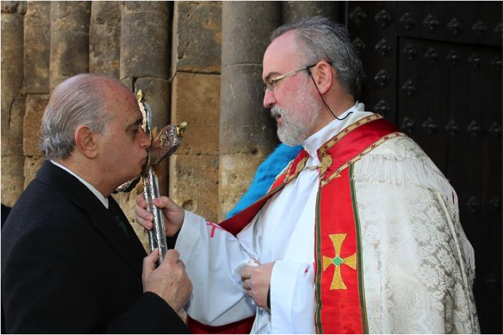 Jorge Fernández Díaz Besa una cruz en Navarra