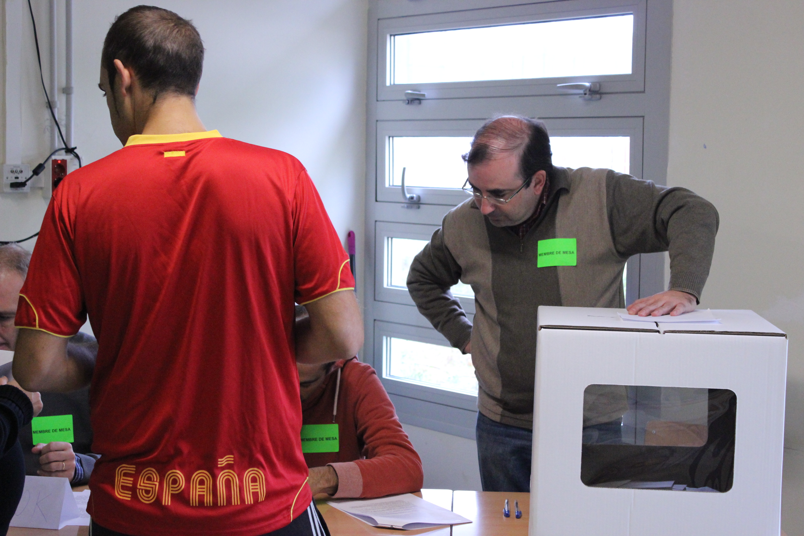 Un voto de España.Eduardo Sánchez vota en la IES Mont Perdut en Terrassa, Catalunya.