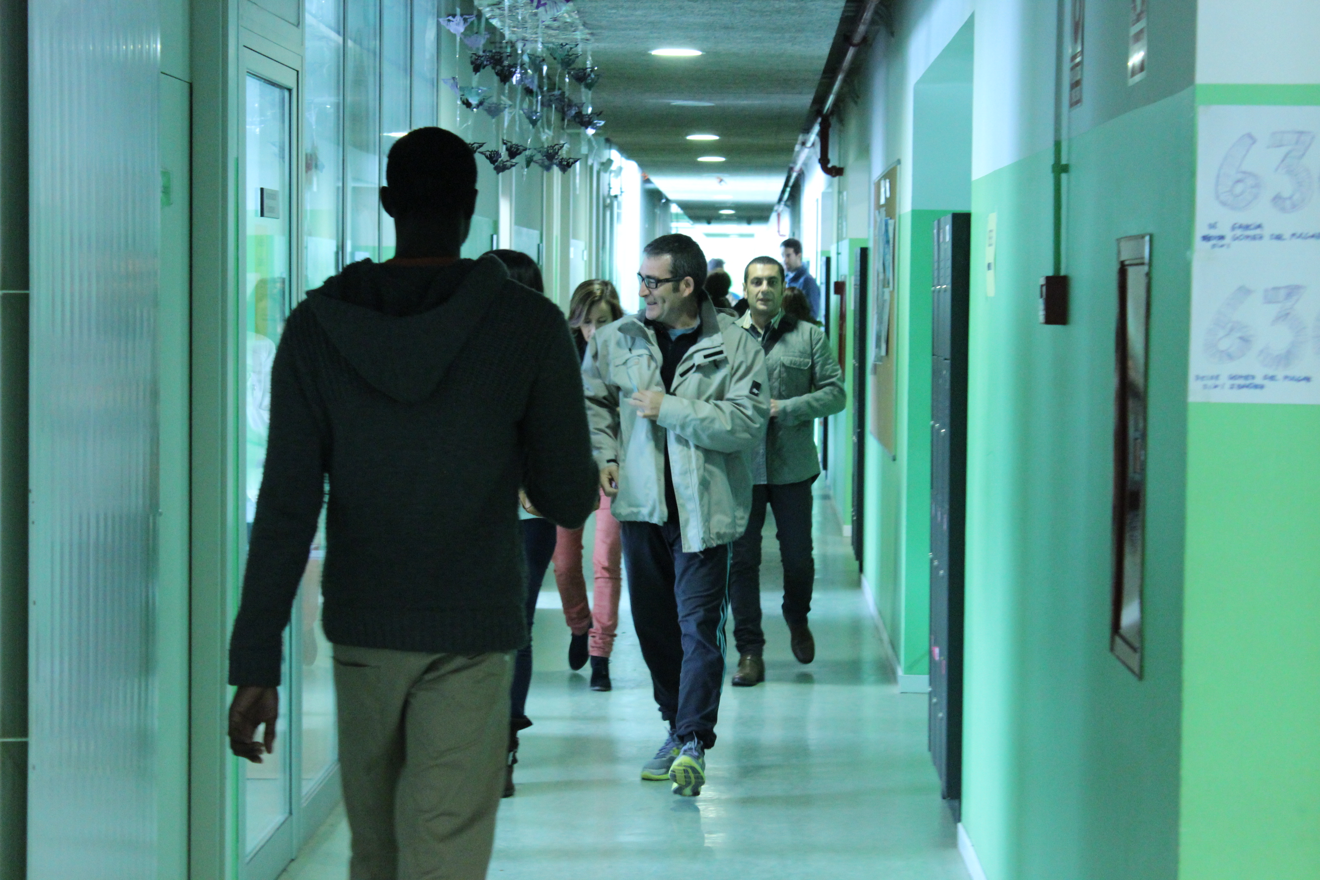 En el pasillo de IES Mont Perdut llegando a la mesa para votar. Terrassa, Catalunya. Foto: Shylean Jarraha