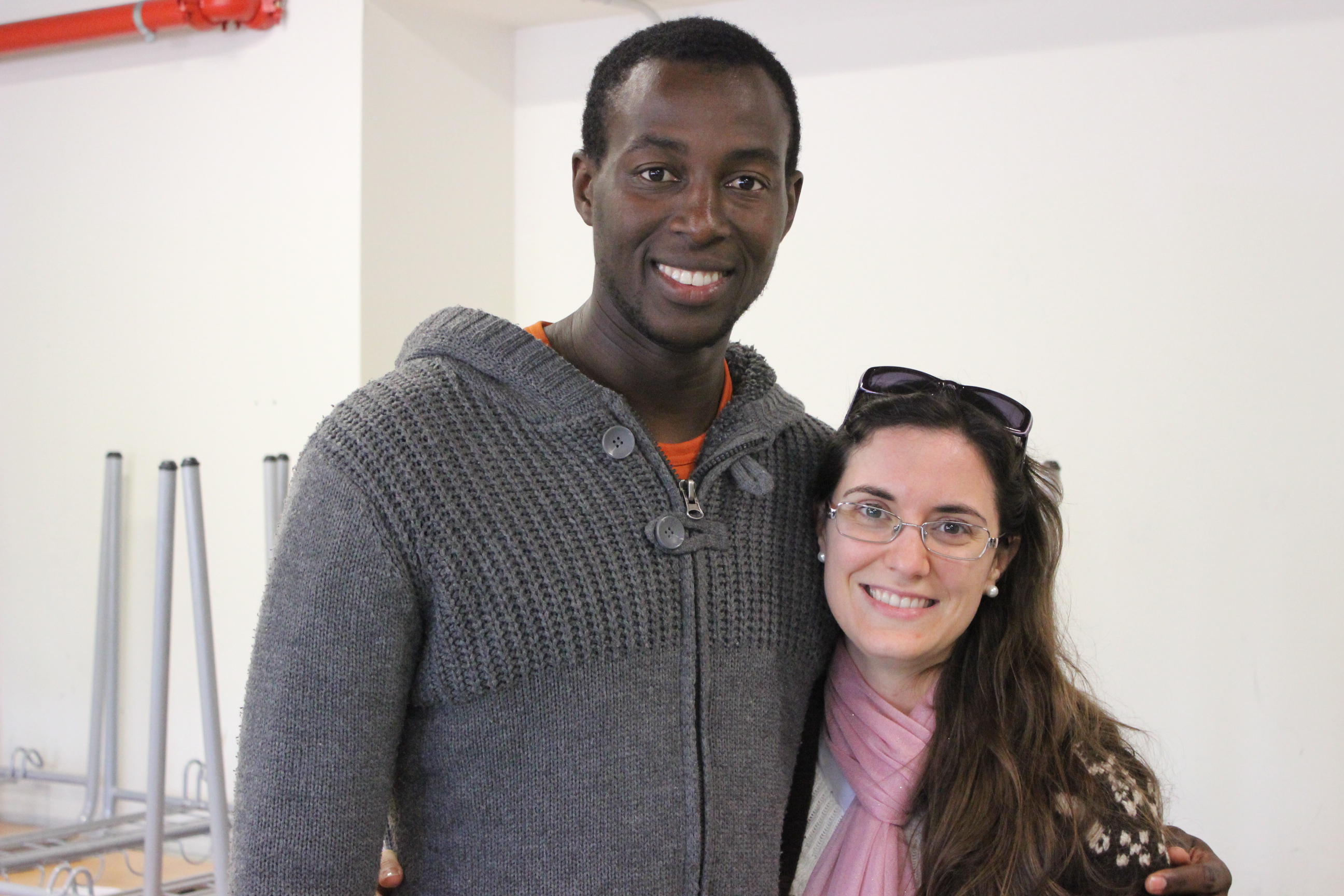 Pape Moussa y su novia, Laura Figuerola, sonriendo despues de votar en la mesa. Foto: Shylean Jarraha