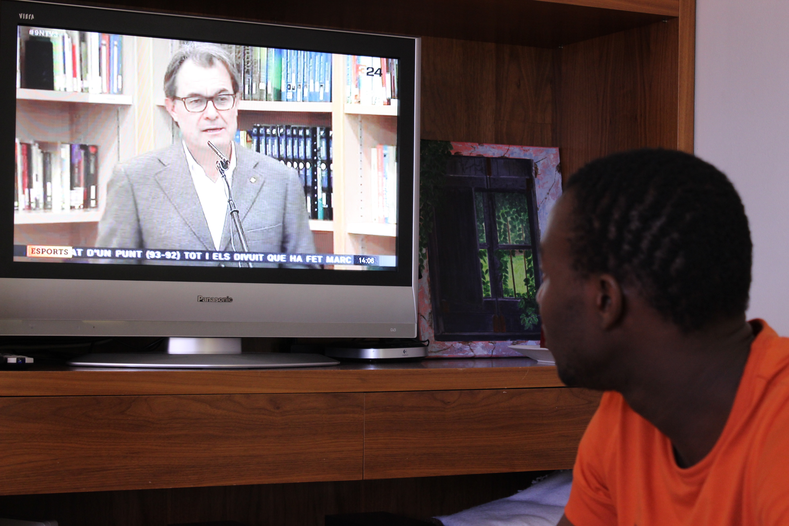Pape Moussa en casa de una familia catalana en Terrassa, viendo las noticias del 9N. Foto: Shylean Jarraha