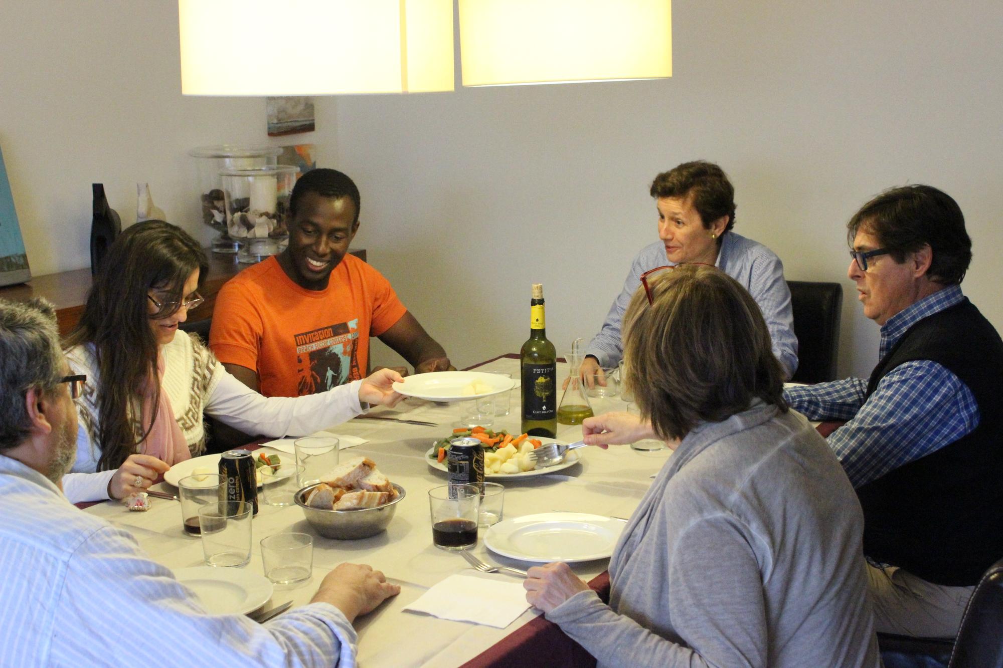 Pape Moussa, disfrutando de la comida, arropado por una familia catalana el 9N. Terrassa, Catalunya. Foto: Shylean Jarraha