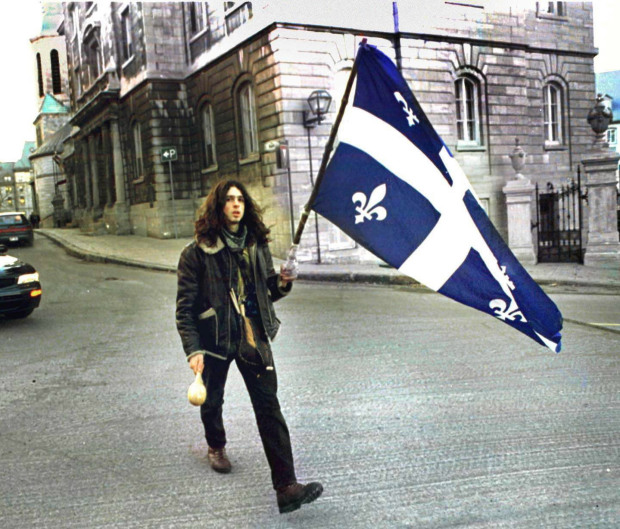 Un joven con la bandera de Quebec durante el referendum en 1995