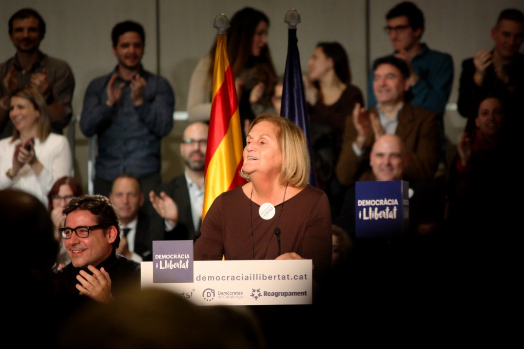 Núria de Gispert aclamada por el público durante su discurso en el cierre electoral de DiL.