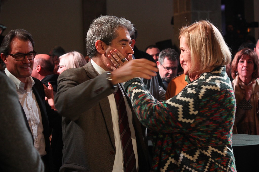 Franscec Homs llegó a al Museo Marítimo de Barcelona a las 10 de la noche para conmemorar las elecciones. Núria de Gispert fue una de las primeras personalidades a las que saludó.