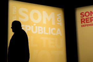 Auditori de Cornellà, Cornellà de Llobregat (03/12/2015) La silueta de Oriol Junqueras, presidente de ERC, proyectada sobre el eslógan del partido en estas elecciones antes del acto de inicio de la campaña. Autor: Carolina Alvarez Borrell