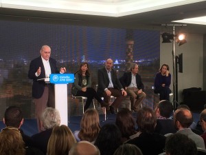 Fernandez Diaz con su cabezas de lista en Catalunya. Un acto en catalán y castellano