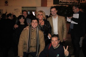 Badalona, 18/12/15, Un grupo de militantes antes de entrar al acto de cierre de campaña del PPC