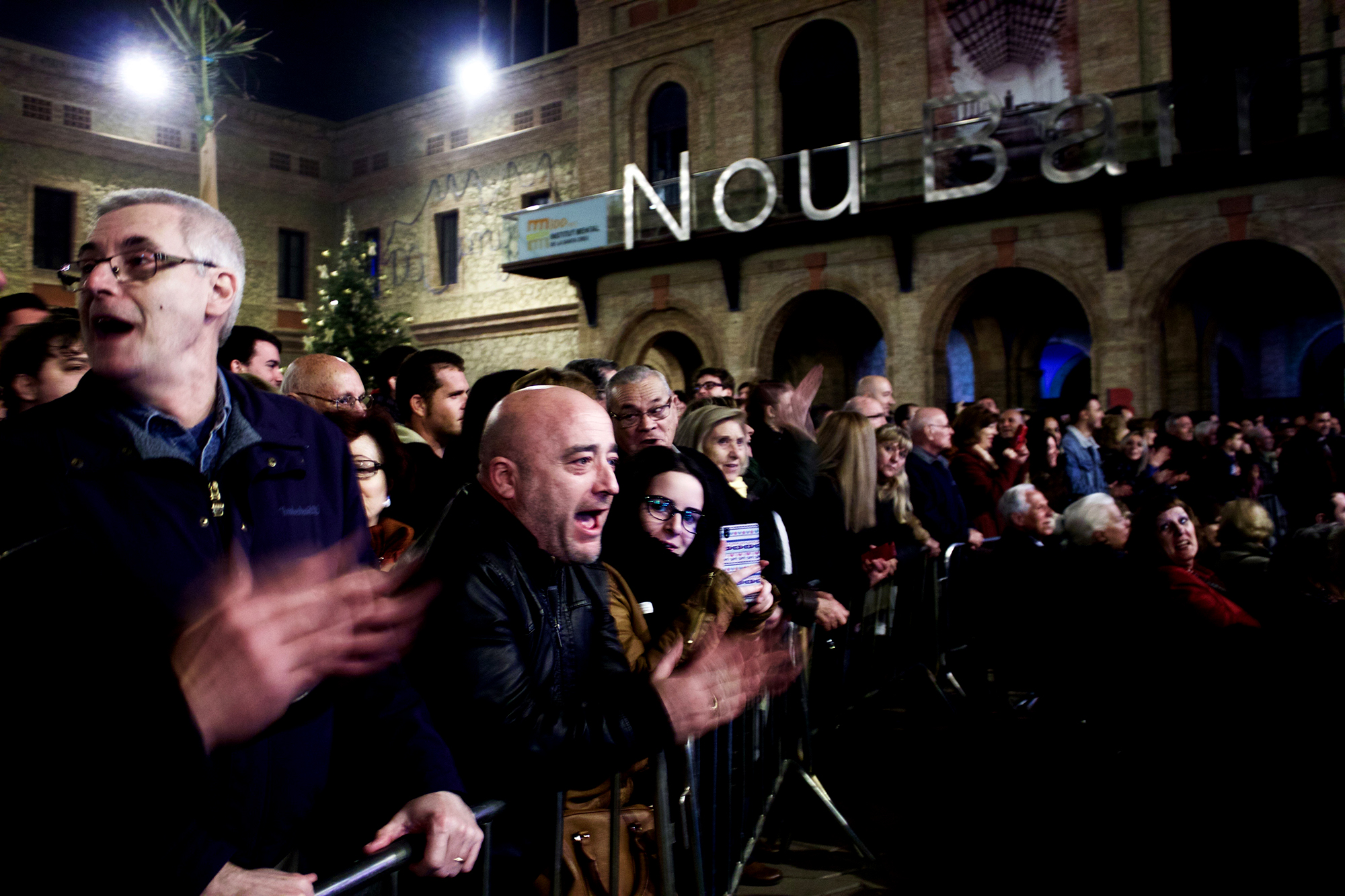 Barcelona (Nou Barris, 6/12/2015) Partidarios de Ciudadanos en un acto de campaña en Nou Barris mostrando su apoyo al partido. Autor: Mel Lopez.