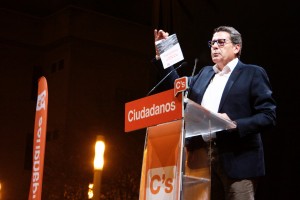 L´Hospitalet (Plaça de la Cultura), 19/12/15, Miguel García, portavoz de Ciudadanos en el Ayuntamiento de L´Hospitalet, dando un discurso durante el cierre de la campaña electoral. Foto: Mel Lopez.