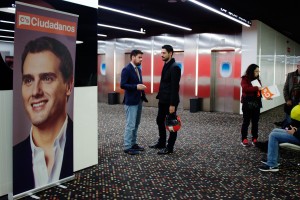 Partidarios de Ciudadanos se juntaron en el Hotel Barceló de Barcelona para seguir los resultados de las elecciones generales. Foto: Mel Lopez.