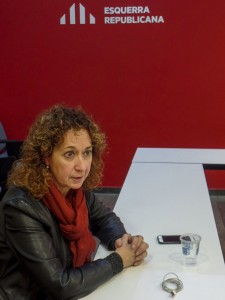 Sede de ERC, Barcelona (04/12/2015) Ester Capella durante una entrevista para La22 con el logo de ERC de fondo Autor: Marcel Carrasco Elias