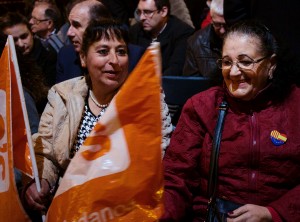 L´Hospitalet (Plaça de la Cultura), 19/12/15, Militantes de Ciudadanos apoyando a Inés Arrimadas durante su discurso en el cierre de campaña. Foto: Mel Lopez.