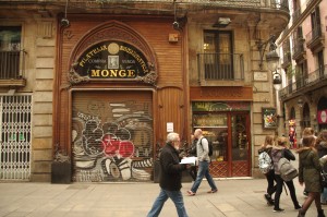  La Filatelia Monge, una joya modernista, se ha trasladado a 200 metros en la misma calle debido al aumento del alquiler  por la aplicación de la Ley de Arrendamientos Urbanos de 1995.