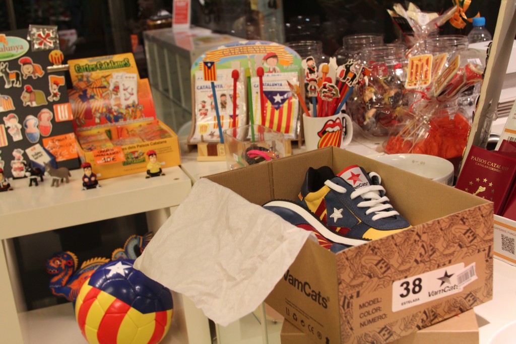En primer plano, las zapatillas Vamcats en una tienda de productos independentistas "made in Catalunya".