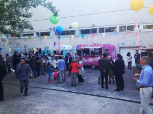 El cierre de campaña de CIU acogía diversas foodtrucks para que los asistentes tomaran un refrigerio mientras esperaban para que empezara el acto de cierre de campaña de las municipales de 2015.