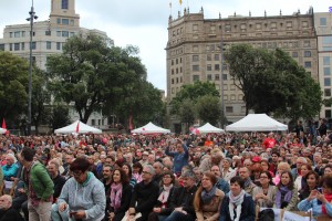 La plaza Catalunya se llenó de simpatizantes de la coalición Barcelona En Comú. 