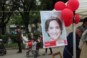 La imagen de Ada Colau representa la unión de partidos y asociaciones en Barcelona En Comú.