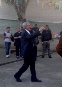 Trias entrando en el pabellón donde se celebra el cierre de campaña de las municipales 2015 y saludando al público asistente.