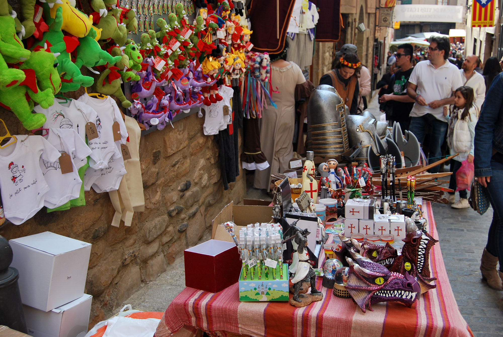 Los dependientes aprovechan para sacar sus tiendas a la calle.