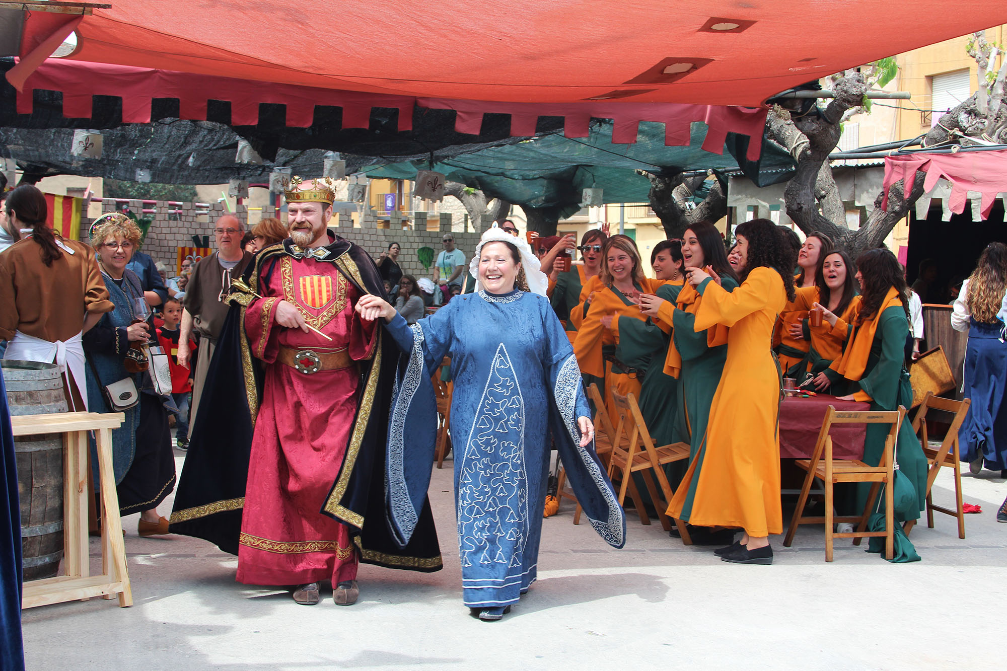 Los Reyes de Montblanc pasean aclamados por el pueblo.