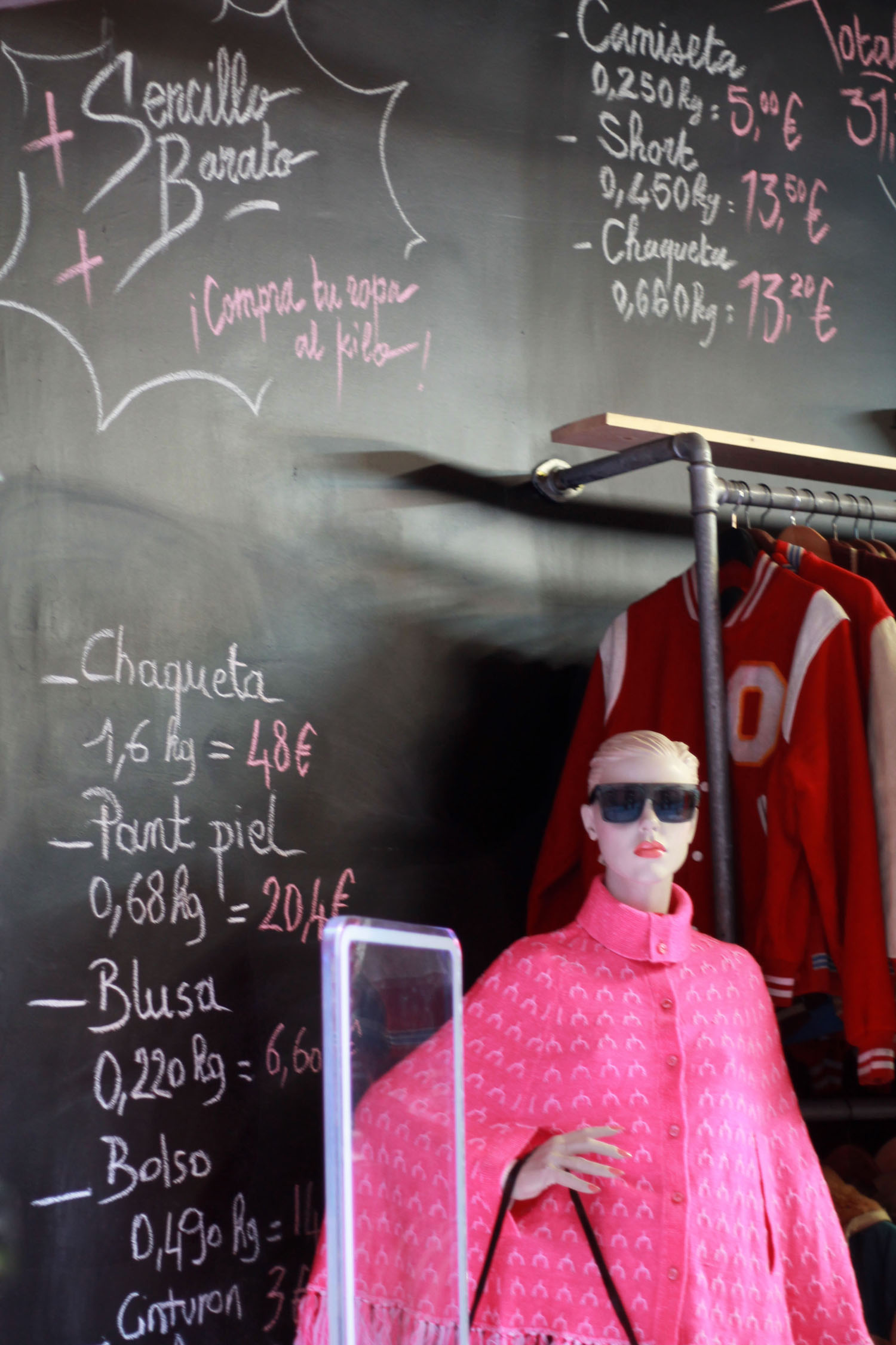 “A grandes rasgos conseguimos sobrevivir gracias a esta solución de vender ropa al kilo. Se trata de una tendencia que se puso de moda en España en los 90' y que recuperamos para reaccionar a la crisis. A día de hoy tenemos una clientela fija de gente local y estudiantes.” Pepe Pardo, empleado de la tienda vintage Kilostore (Raval)