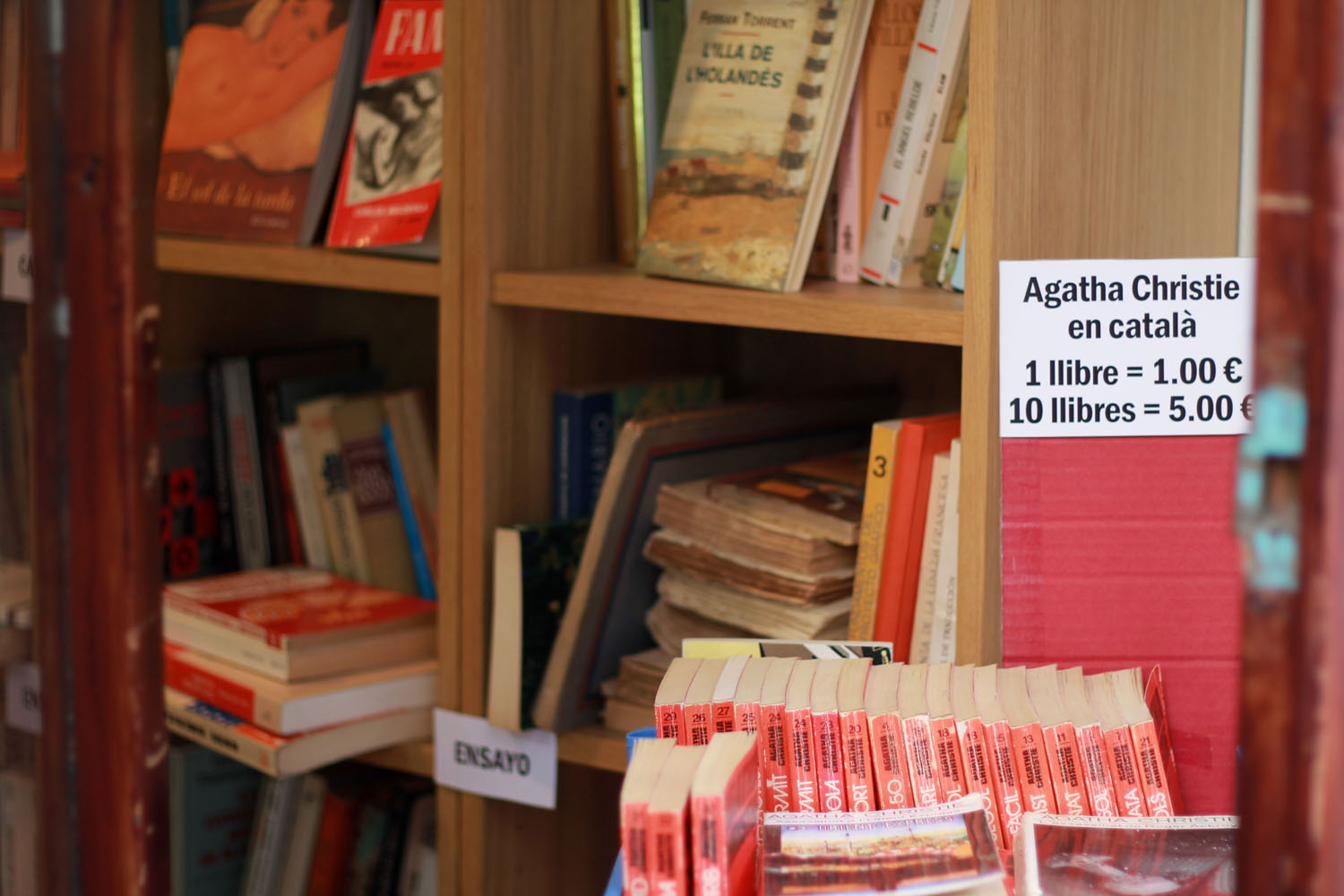 “ Llegamos a fin de mes por pelos. Estos precios son la única manera de vender. La gente me pide descuentos hasta cuando compra dos libros por cinco euros. Abrimos este verano y ya nos estamos proponiendo cambiar la librería de ubicación para unirnos con otras organizaciones y compartir gastos.” Txiqui Navarro, dueño de la librería Sigueleyendo (Raval)
