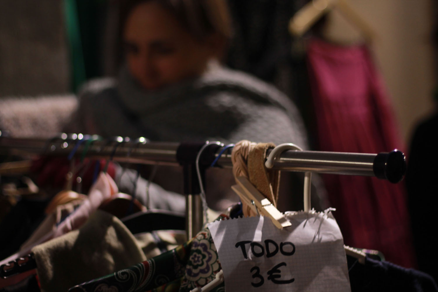 "Cuando nos va bien sacamos entre 30 y 60 euros en doce horas de trabajo. Vendemos ropa usada para no quedarnos paradas sin hacer nada esperando a que pase le crisis.” Isabel Cabrera, vendedora en el mercadillo de segunda mano Lost & Found (Born)